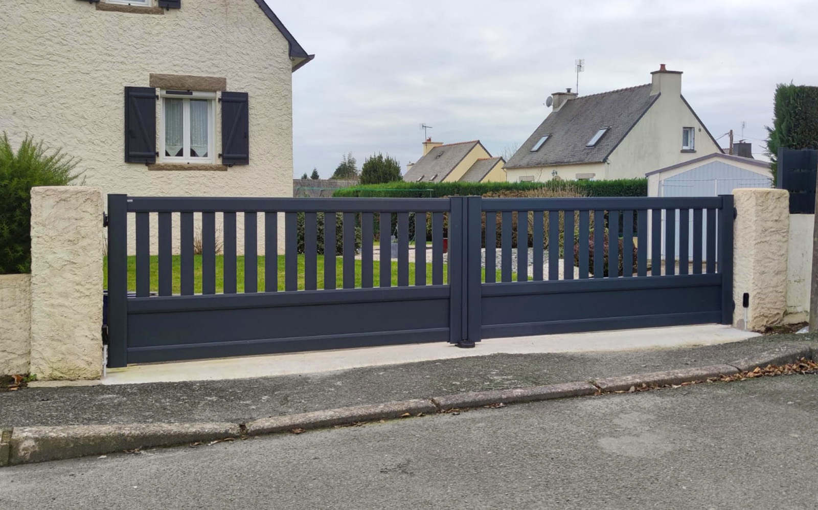 Portail battant en PVC anthracite