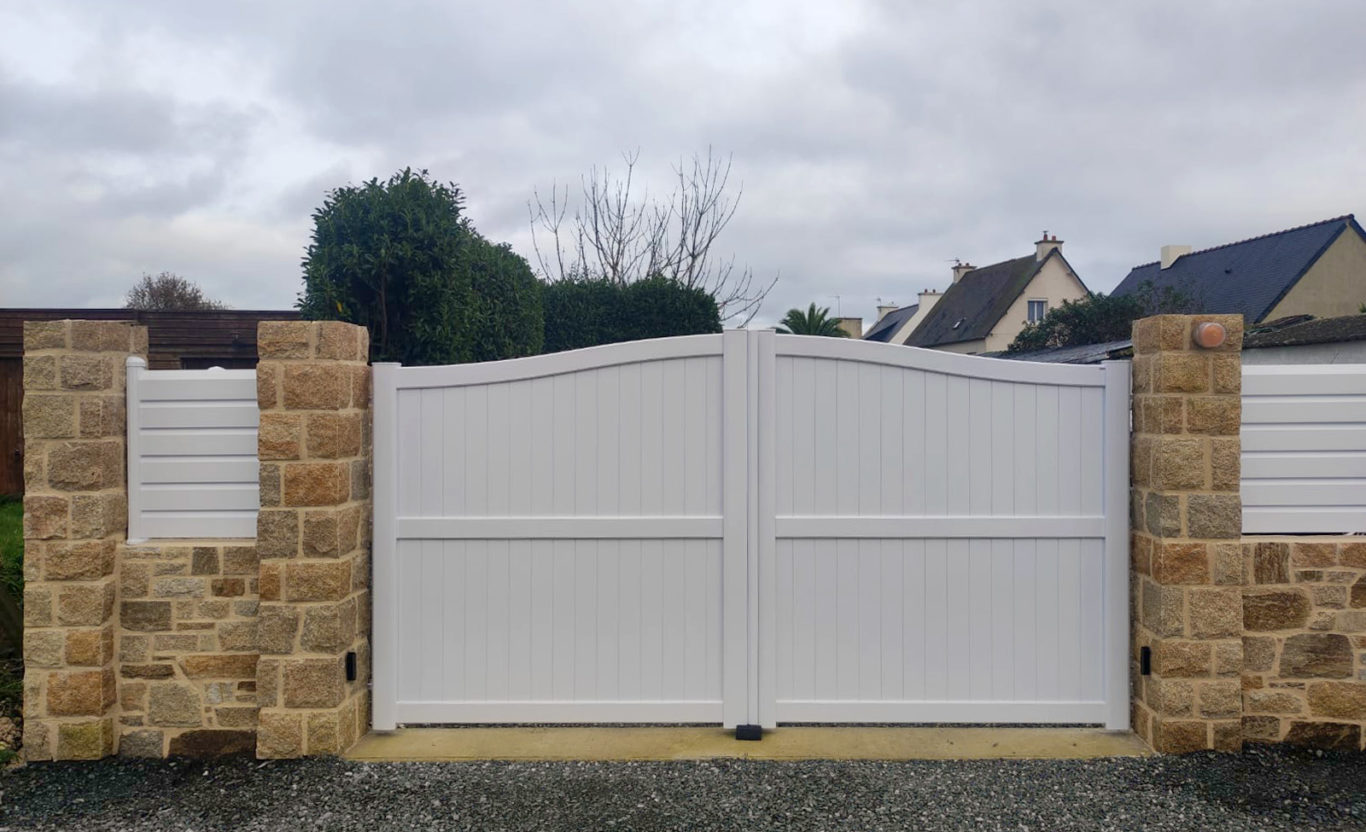 Portail battant et clôture en PVC blanc avec motorisation