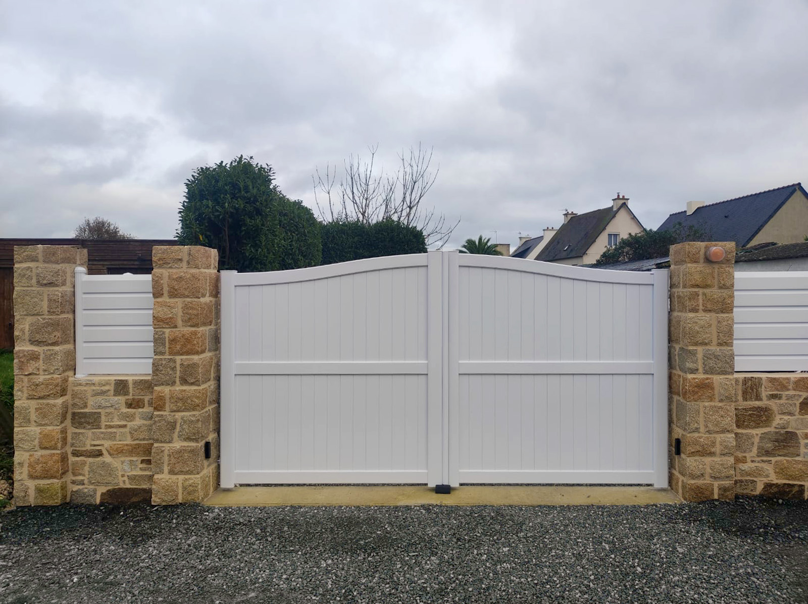 Portail battant et clôture en PVC blanc avec motorisation