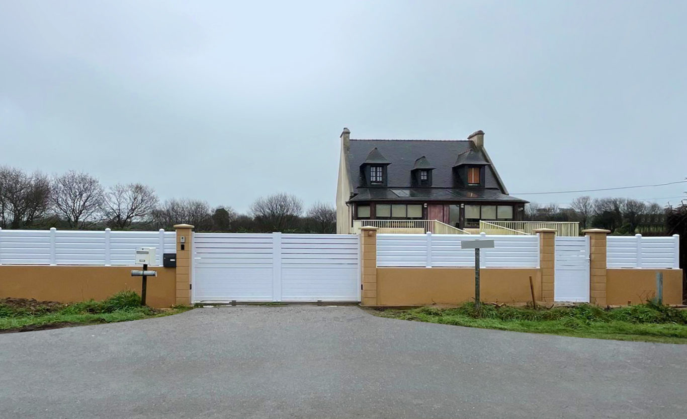 Portail battant et clôture en PVC blanc avec motorisation