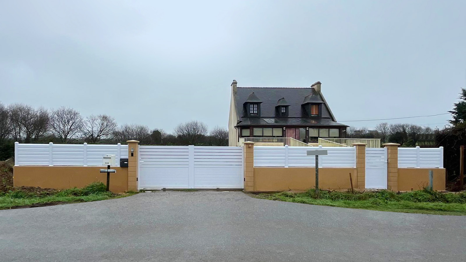 Portail battant et clôture en PVC blanc avec motorisation