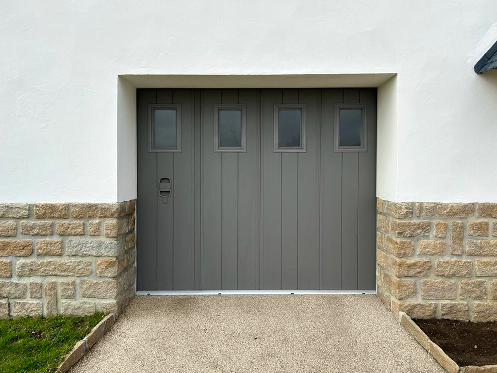 Porte de garage sectionnelle en PVC gris