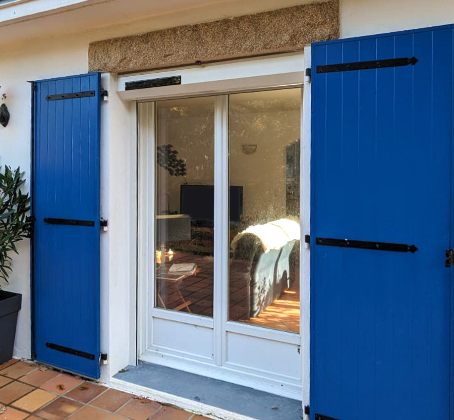 Porte fenêtre et volet roulant électrique à énergie solaire