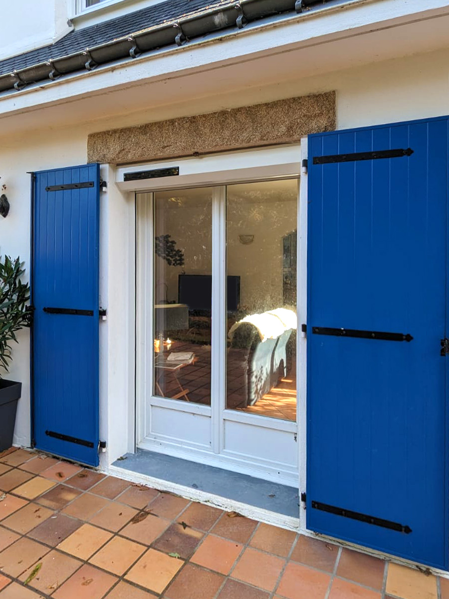 Porte fenêtre et volet roulant électrique à énergie solaire