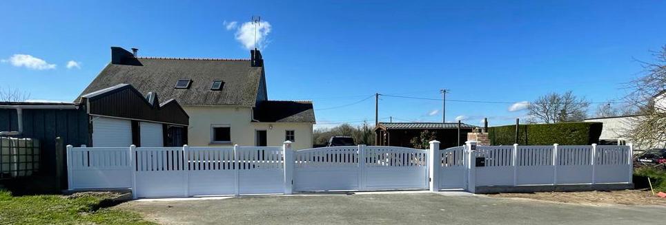 Kiclos - Portail battant motorisé en PVC blanc et clôture