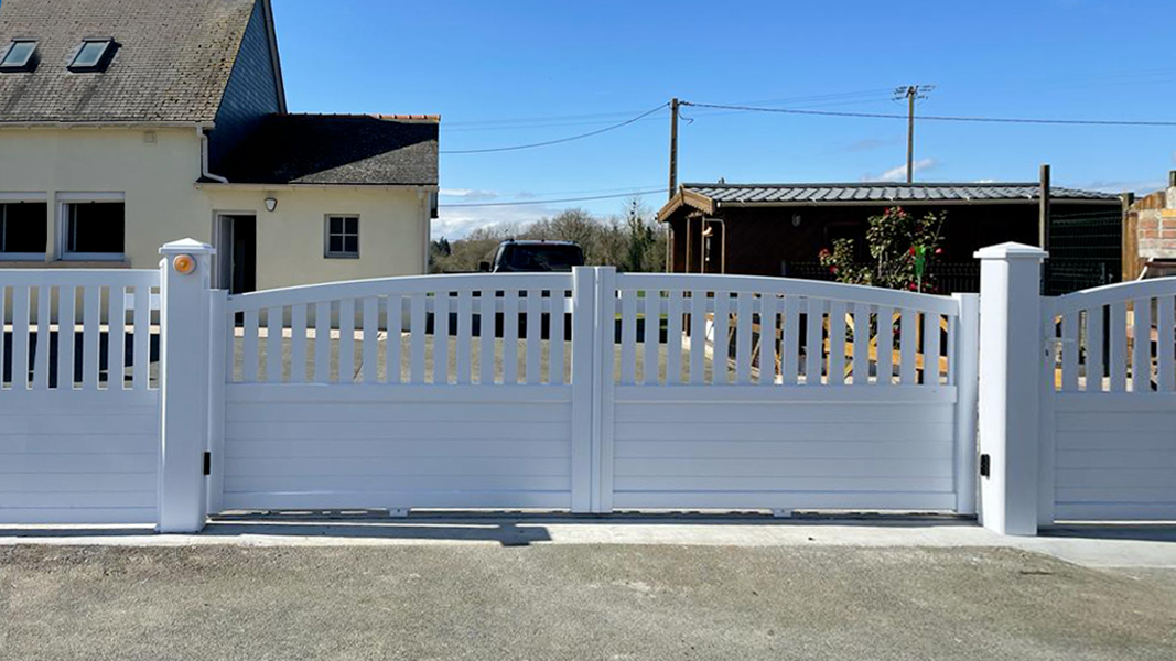Kiclos - Portail battant motorisé en PVC blanc et clôture