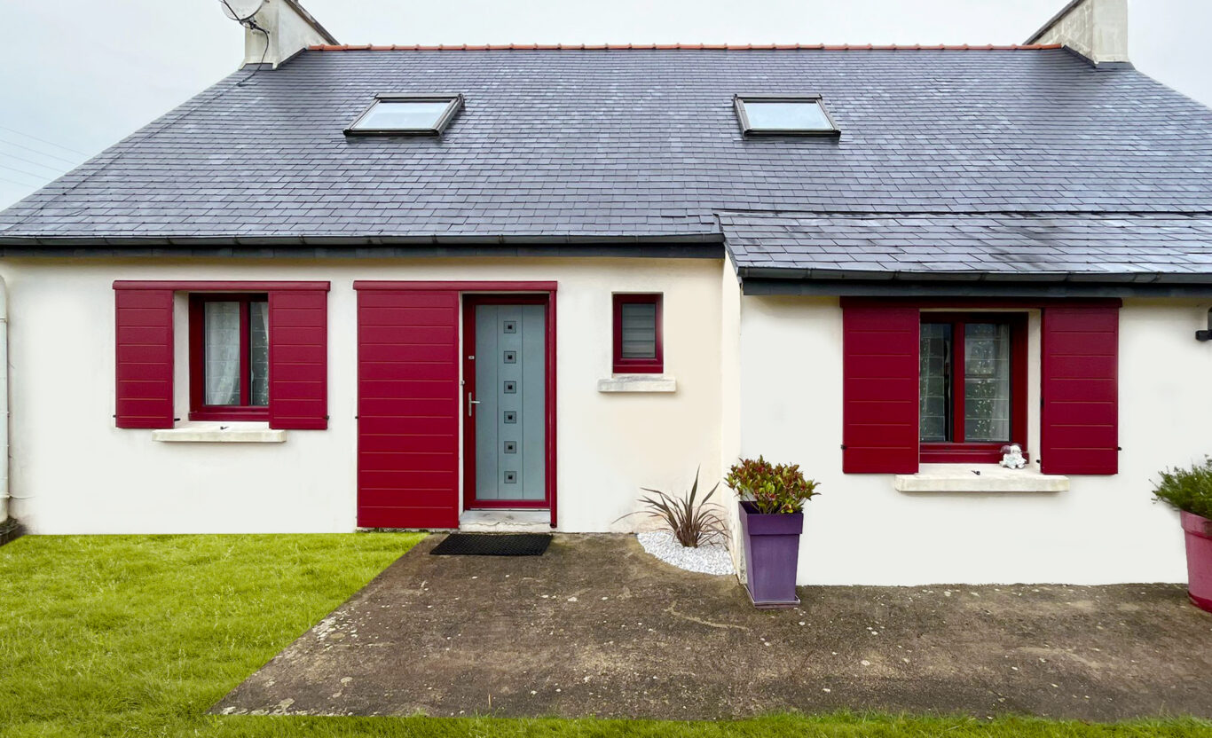 Kiclos - Porte d'entrée vitrée, fenêtres et volets coulissants en PVC rouge