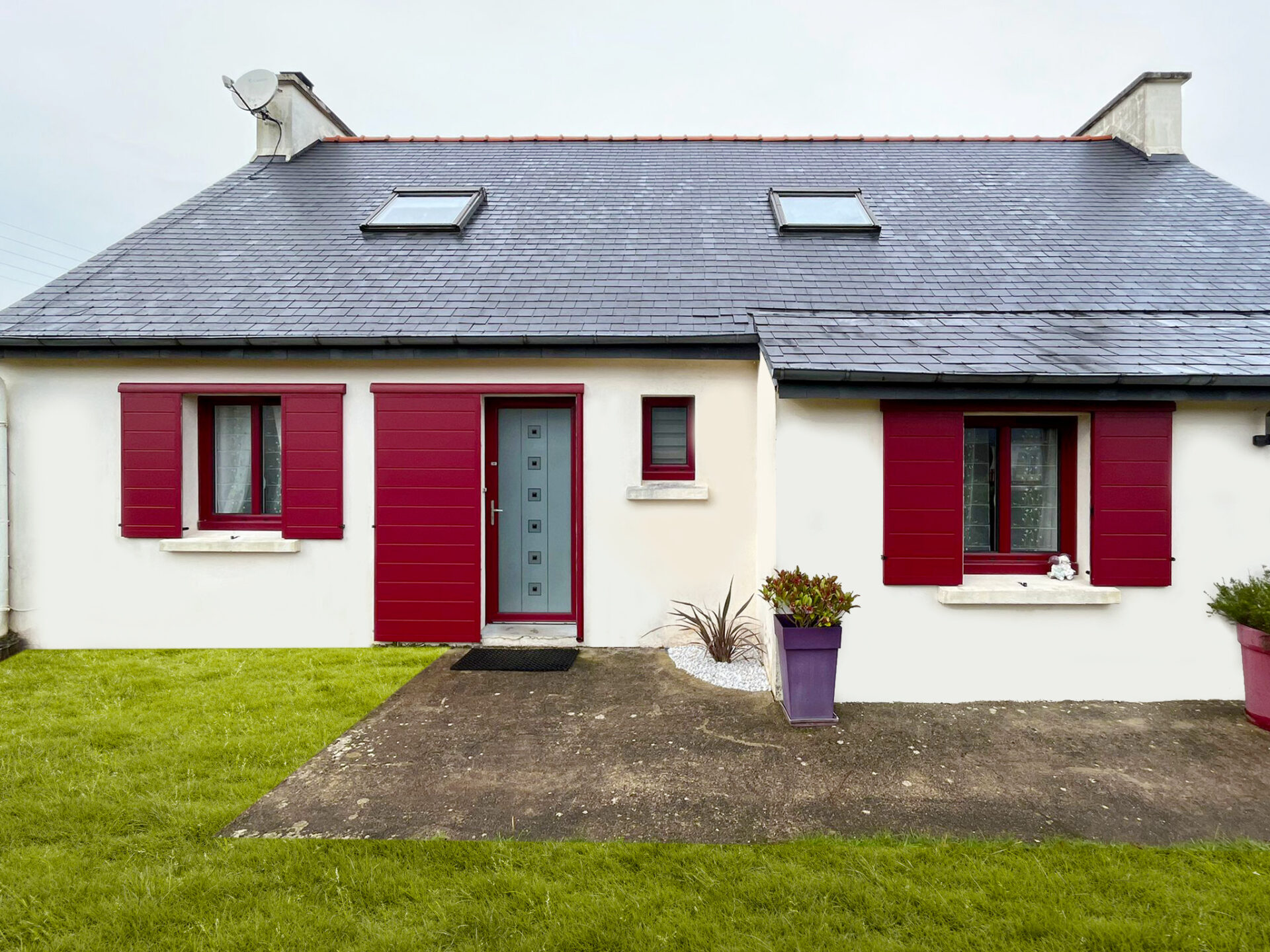 Kiclos - Porte d'entrée vitrée, fenêtres et volets coulissants en PVC rouge