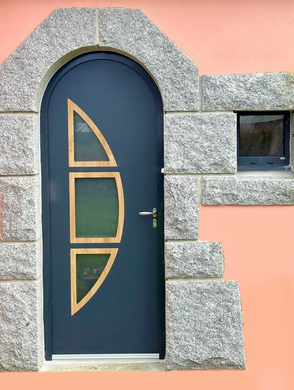 Kiclos - Porte d'entrée vitrée en PVC gris anthracite et détail bois