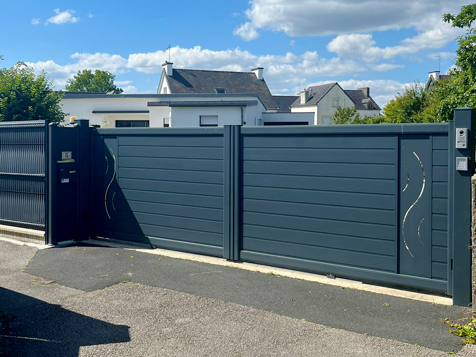 Kiclos - Portail coulissant électrique PVC gris anthracite - Domotique