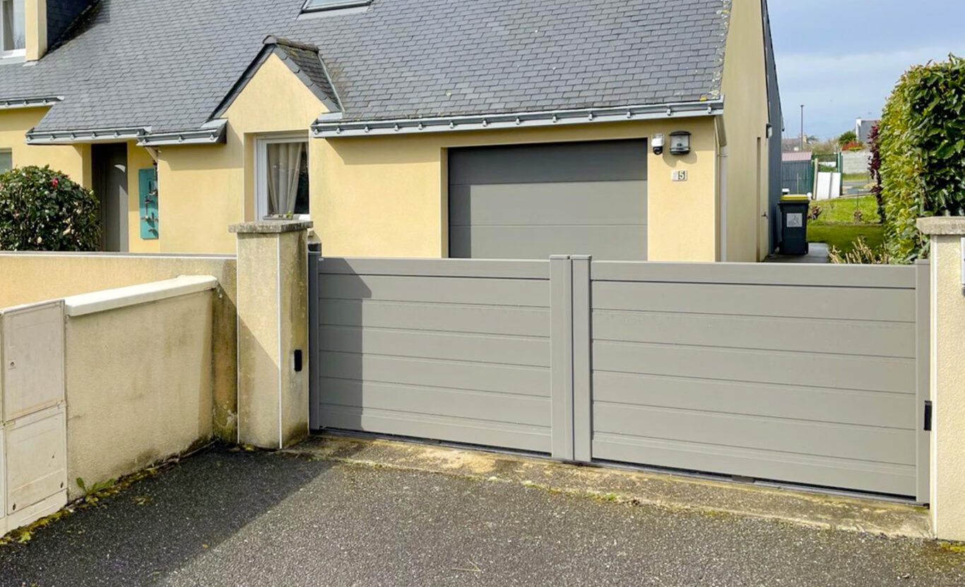 Portail coulissant motorisé gris taupe