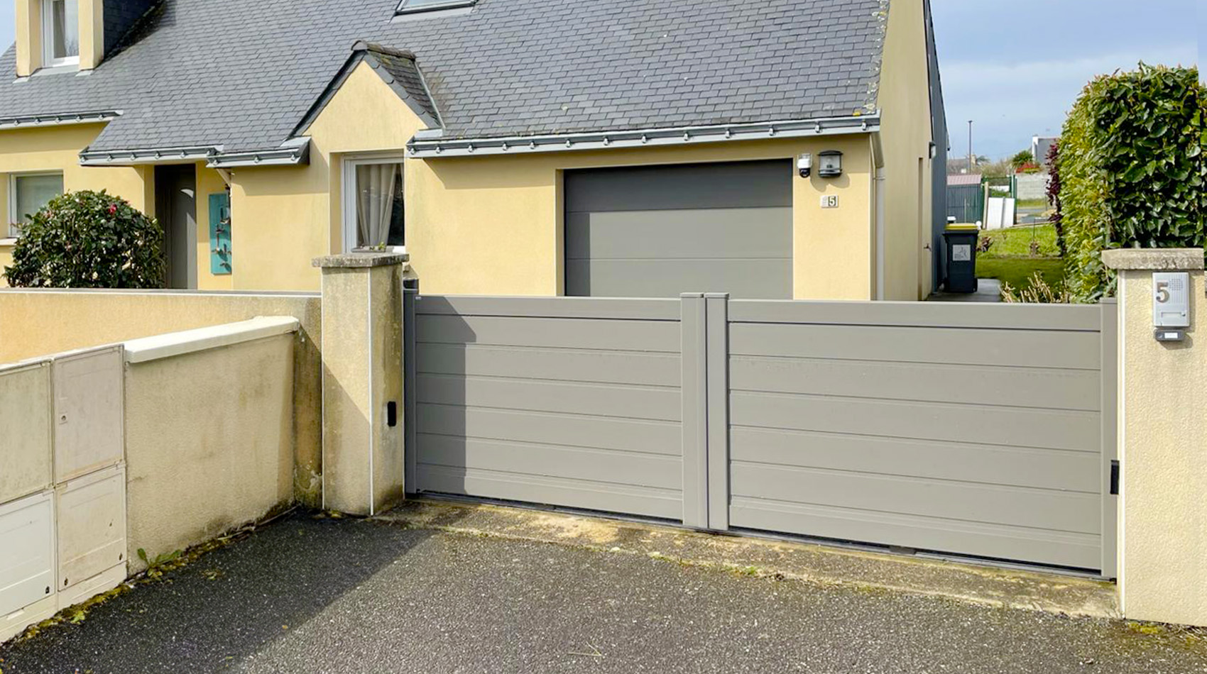 Portail coulissant motorisé gris taupe