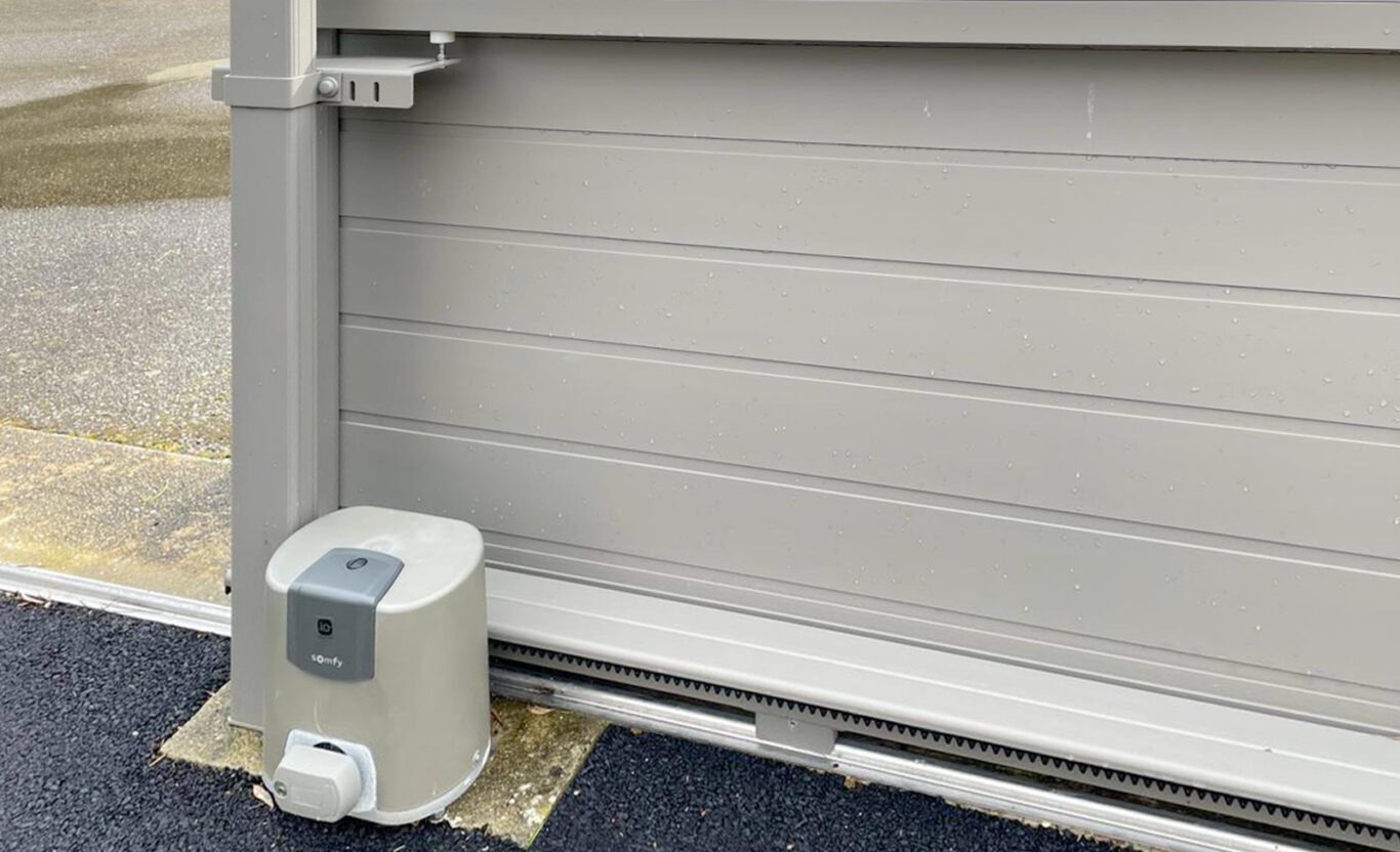 Moteur du portail coulissant gris taupe