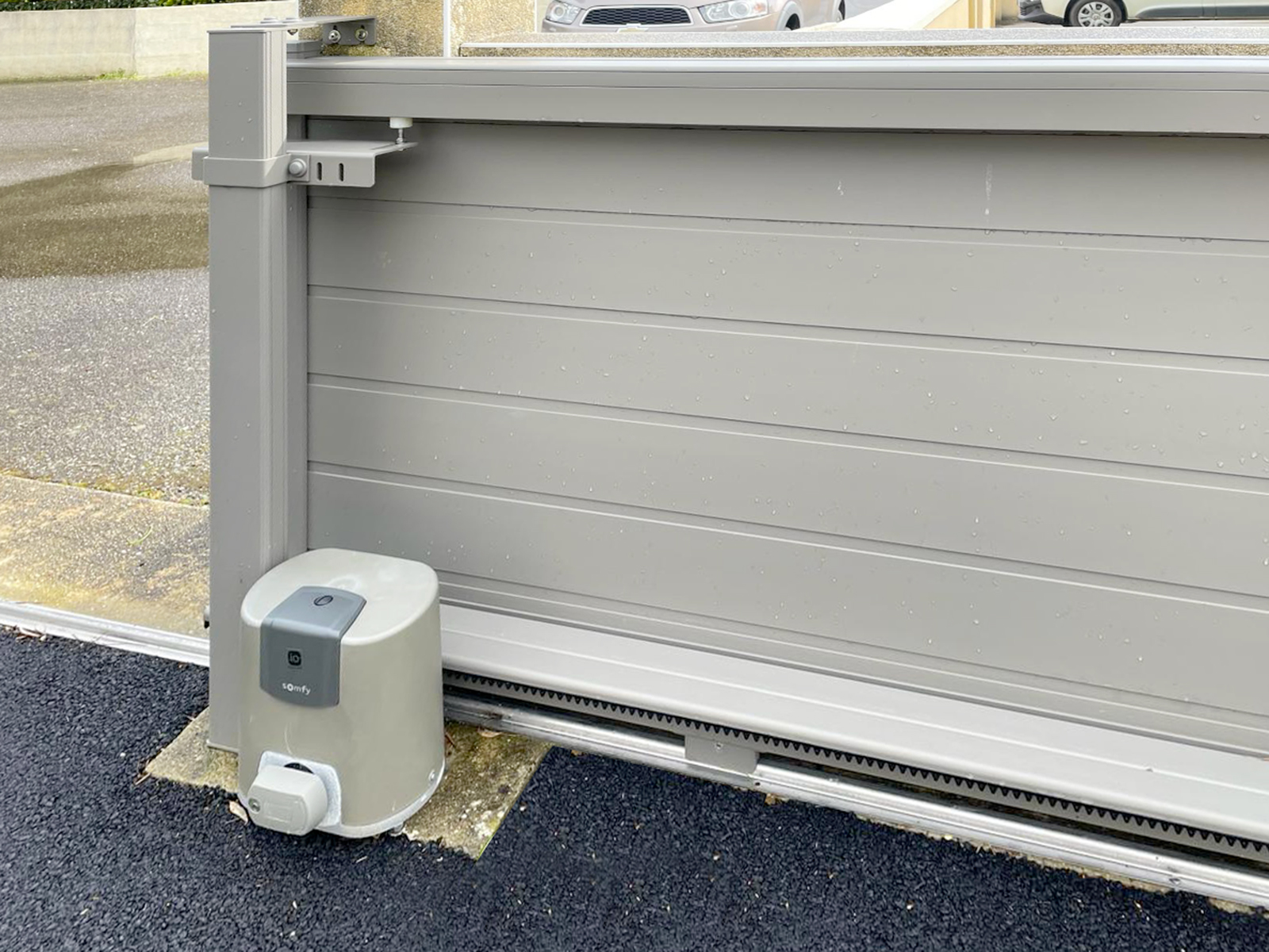 Moteur du portail coulissant gris taupe