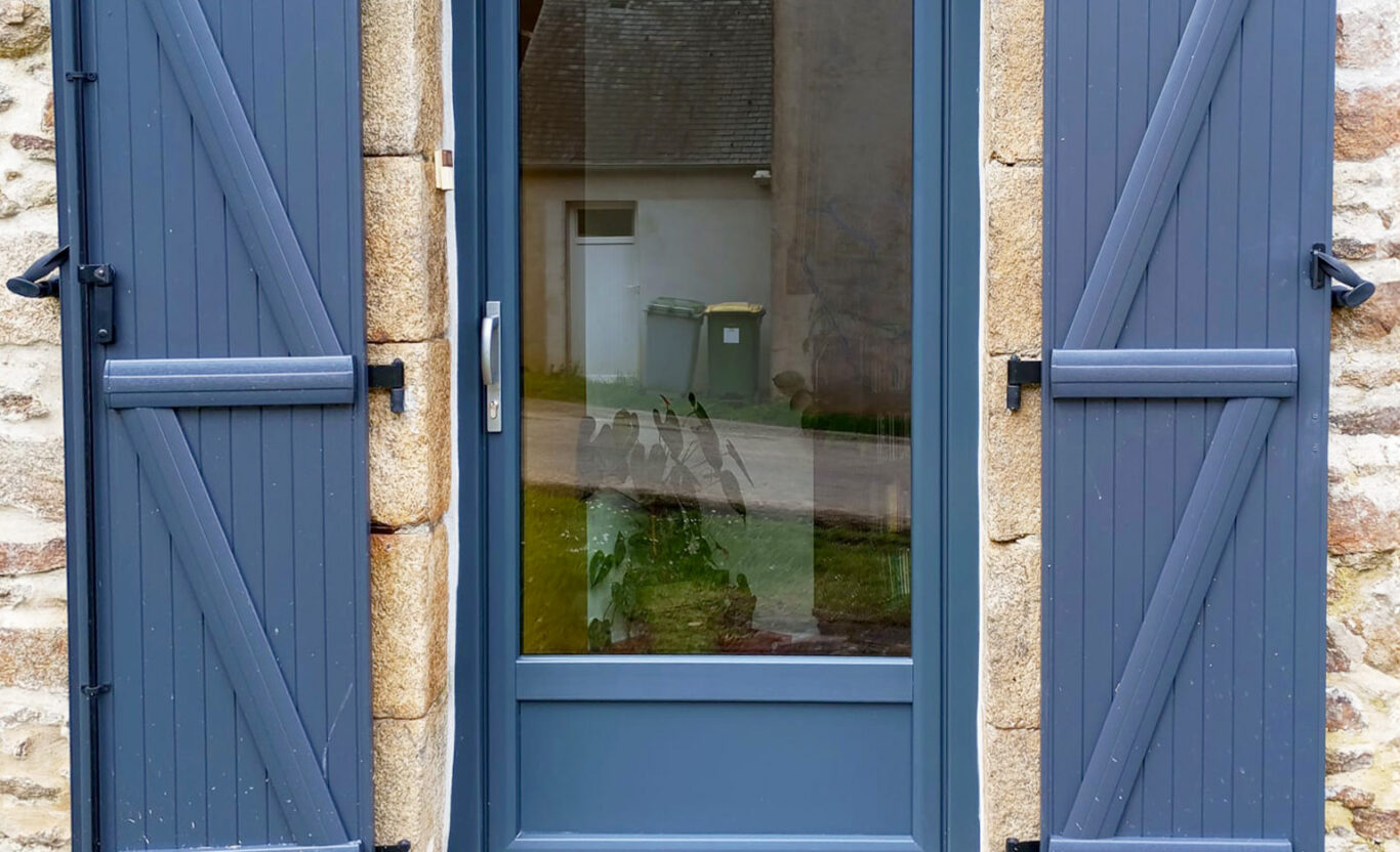 Porte-fenêtre et volets en PVC bleu pervenche