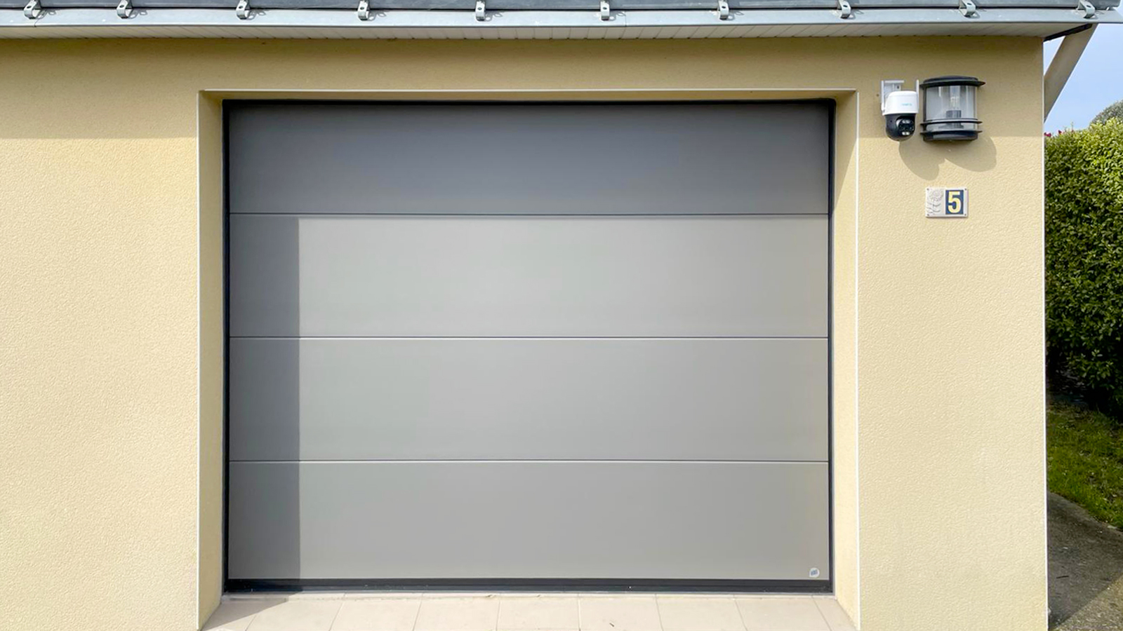 Porte de garage sectionnelle gris taupe