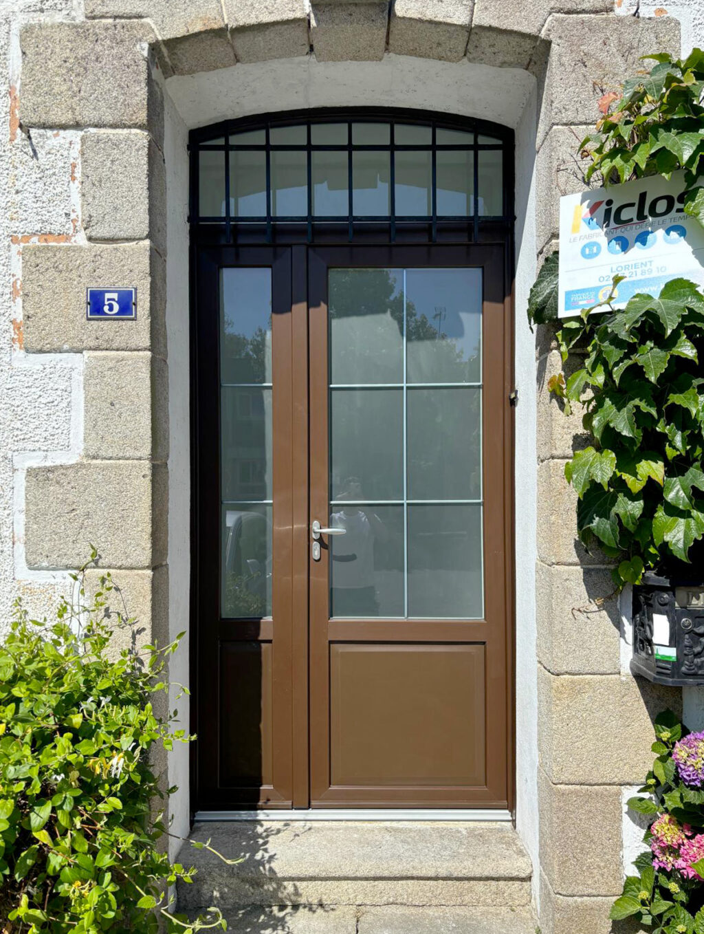 Kiclos - Porte vitrée en PVC brun - Vue extérieure