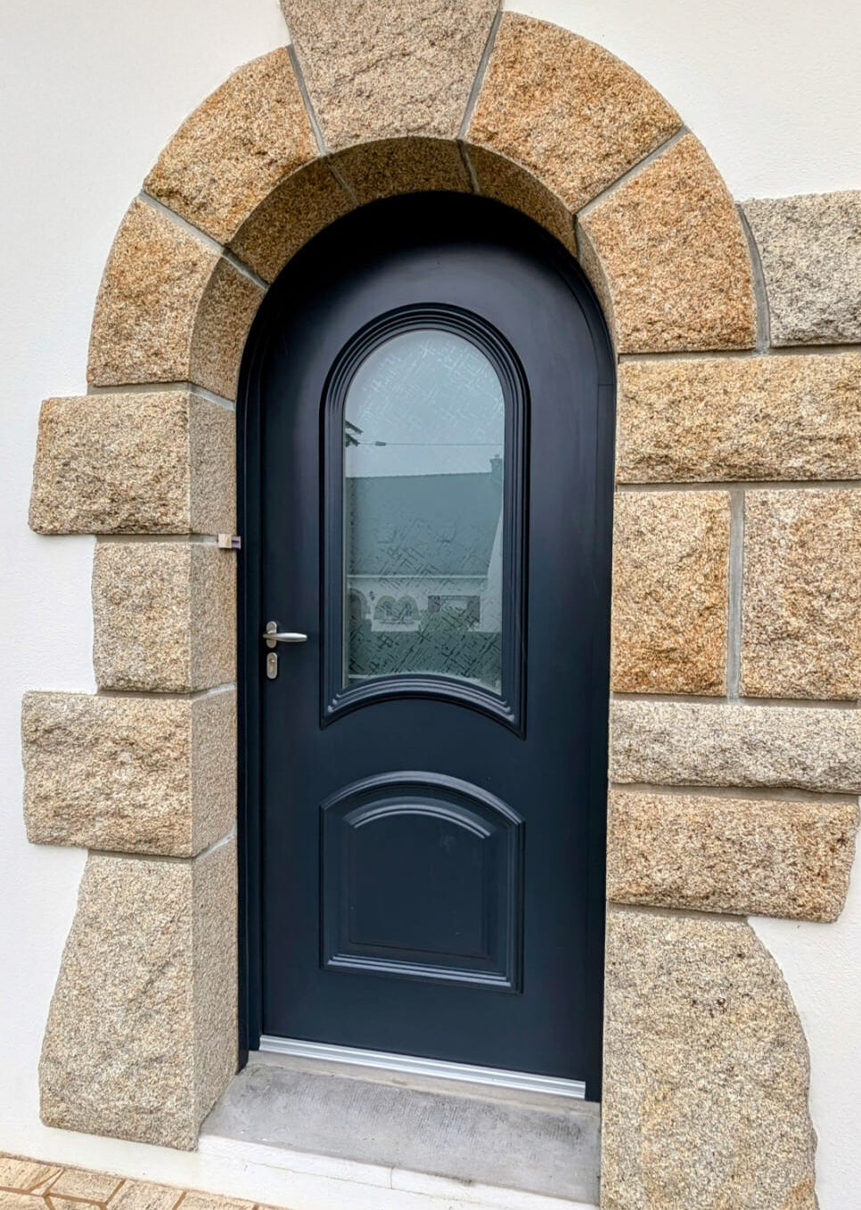 Porte d'entrée cintrée traditionnelle Kiclos en PVC bleu marine
