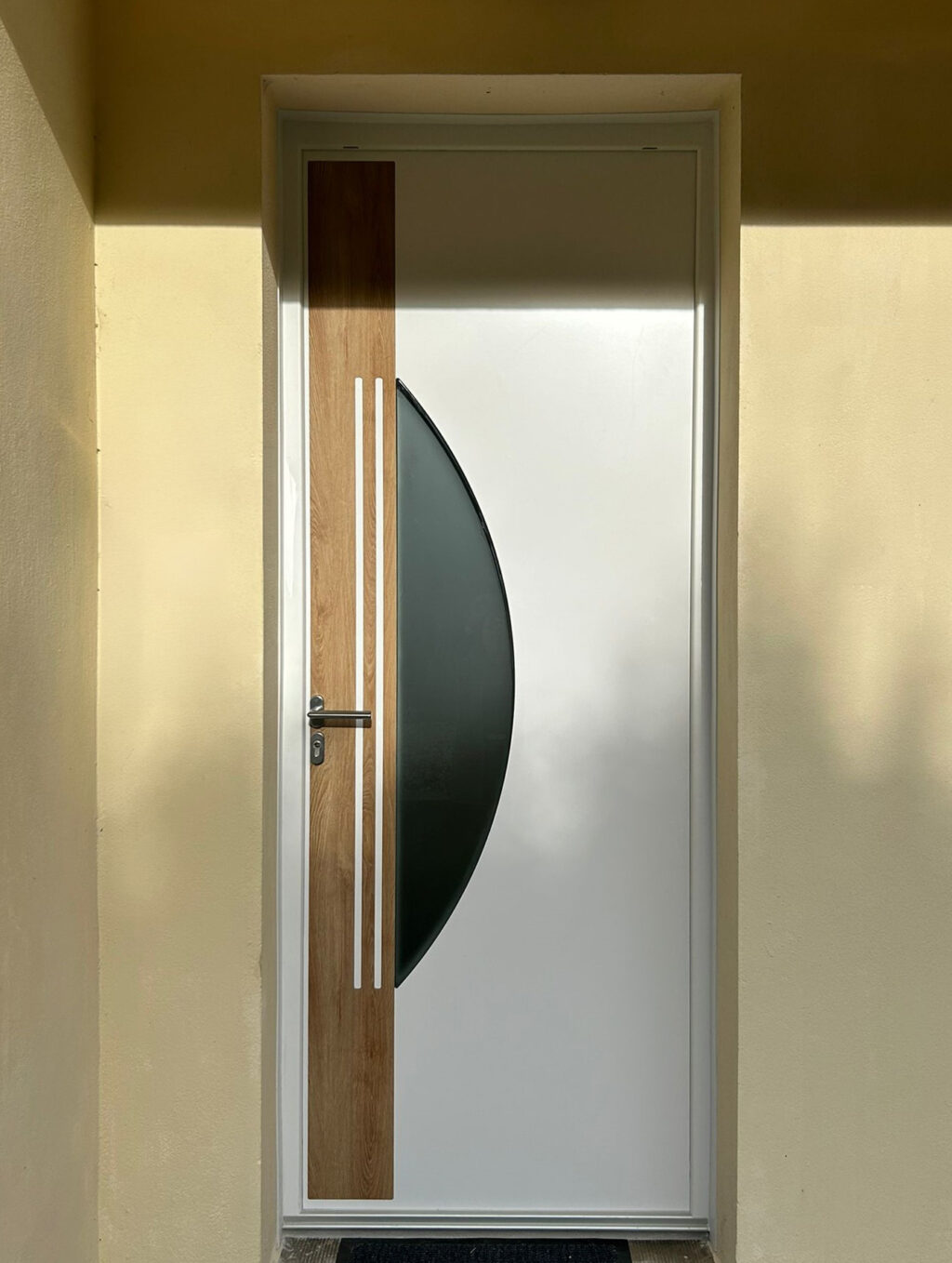 Porte d'entrée moderne Kiclos en alu blanc et bois