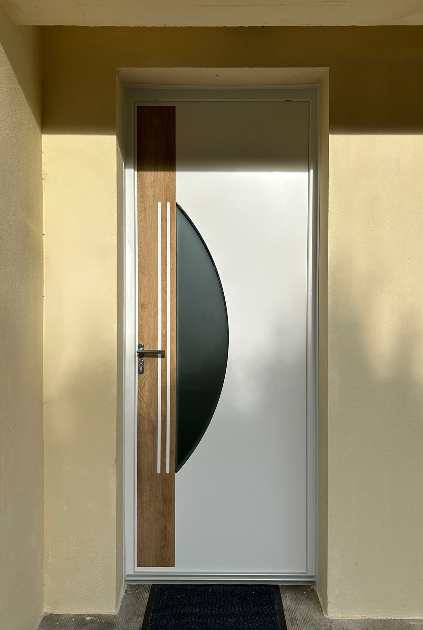 Porte d'entrée moderne Kiclos en alu blanc et bois