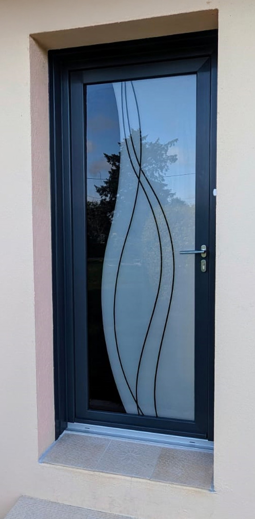 Porte d'entrée vitrée avec motifs vagues en alu bleu marine