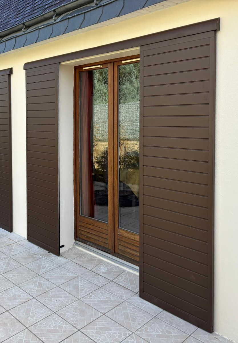 Volets coulissants en PVC marron