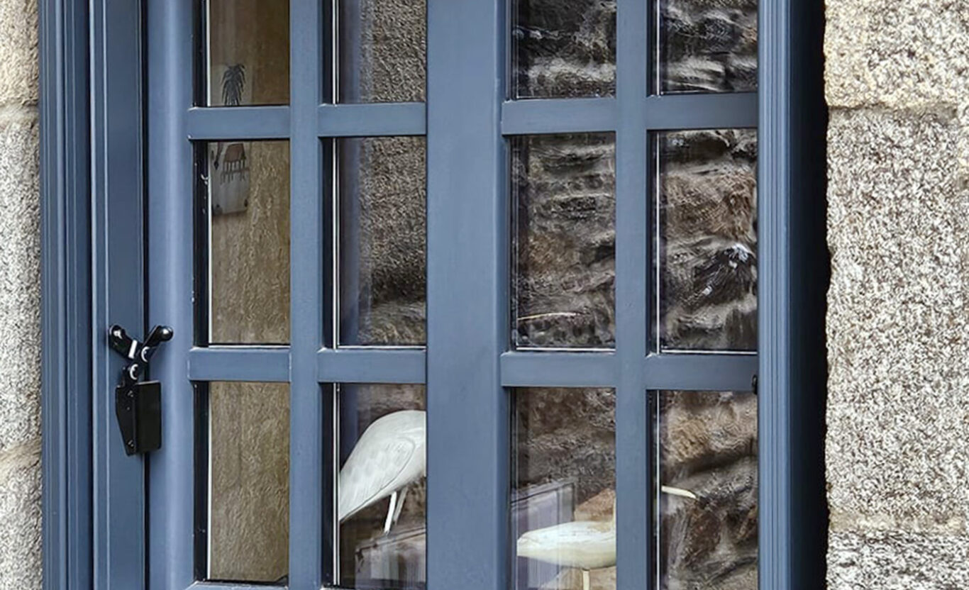 Petite fenêtre en PVC anthracite extérieur et blanc intérieur Kiclos