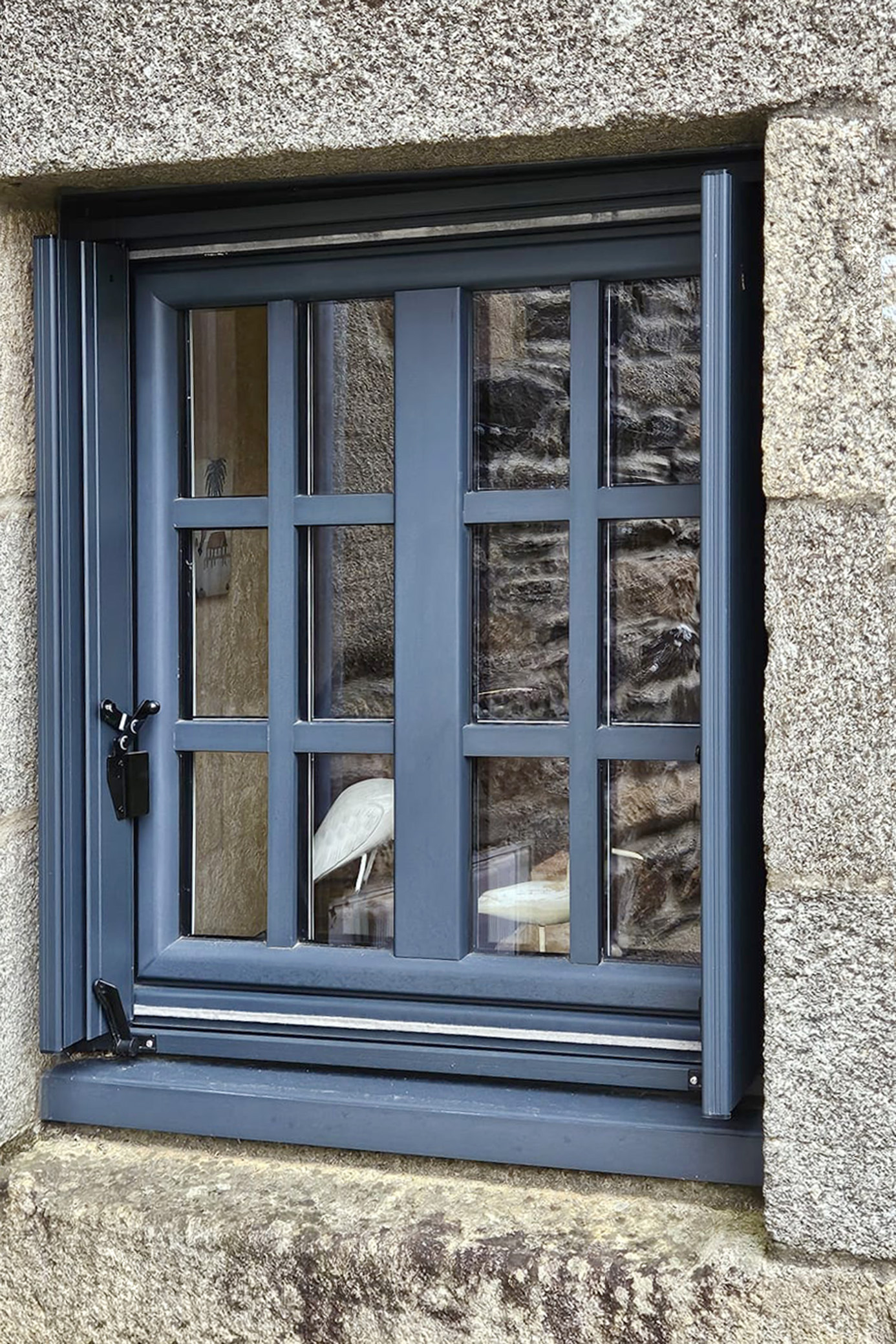 Petite fenêtre en PVC anthracite extérieur et blanc intérieur Kiclos