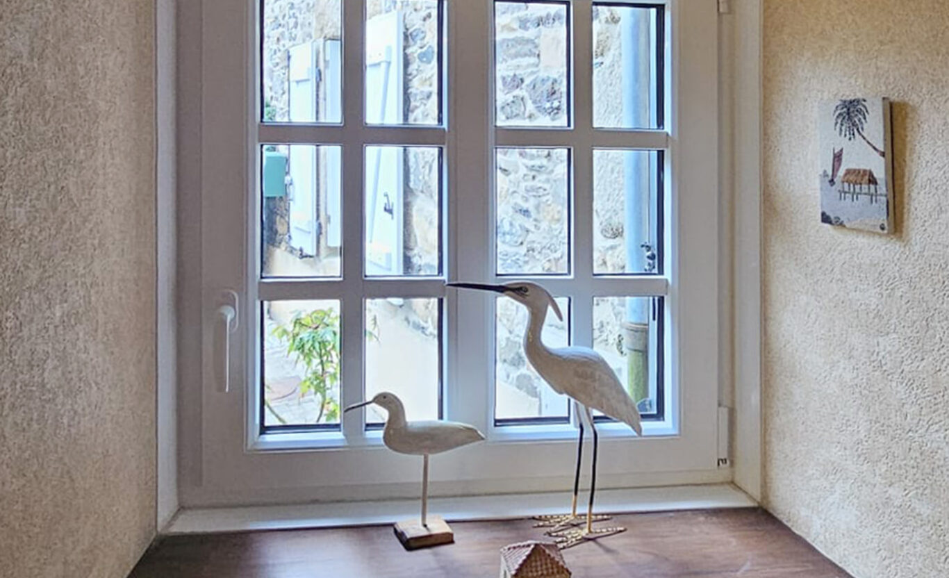 Petite fenêtre en PVC blanc intérieur et anthracite extérieur Kiclos