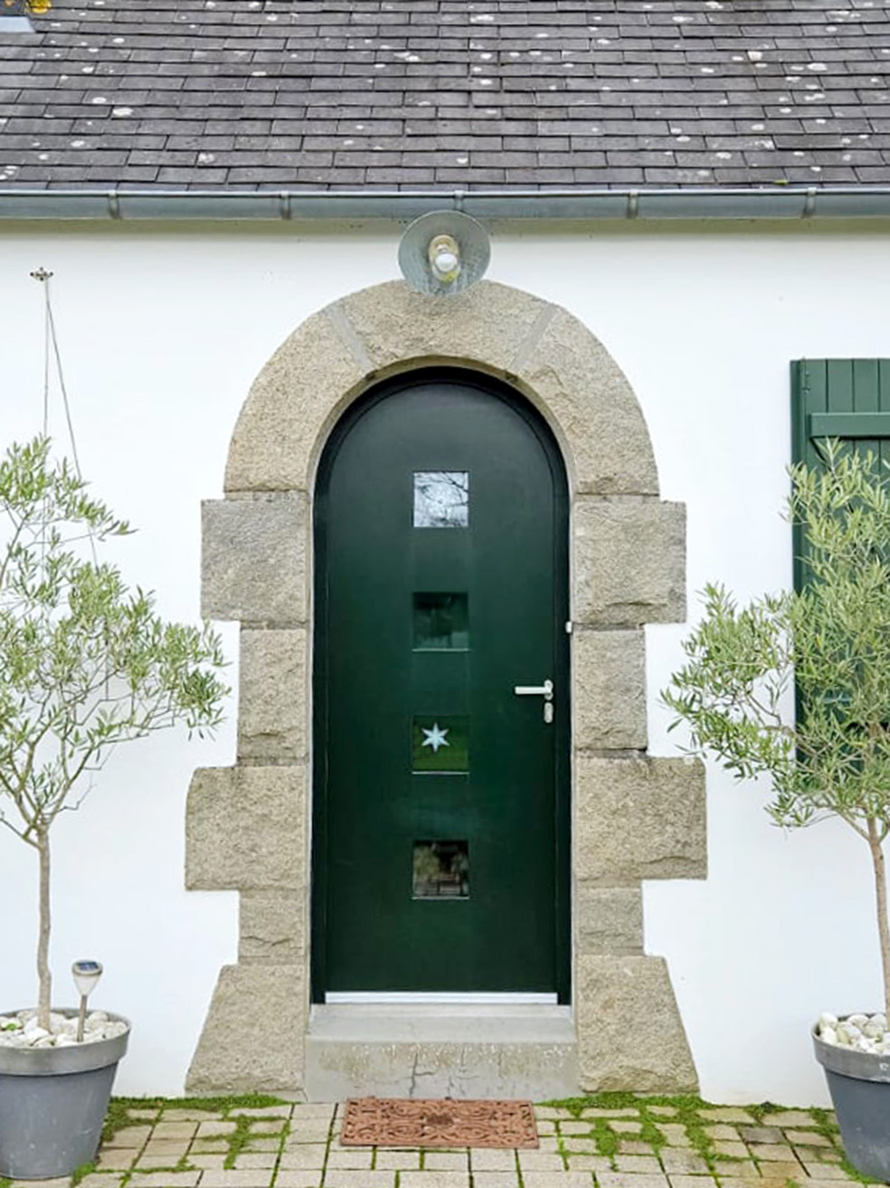 Porte d'entrée vitrée en PVC vert sapin, vue extérieure