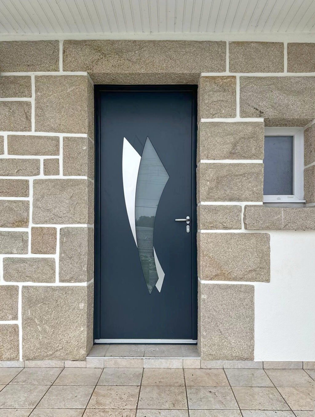 Porte d'entrée en aluminium anthracite et motif alu et vitré Kiclos