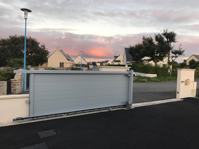 portails coulissants ouvert en aluminium gris