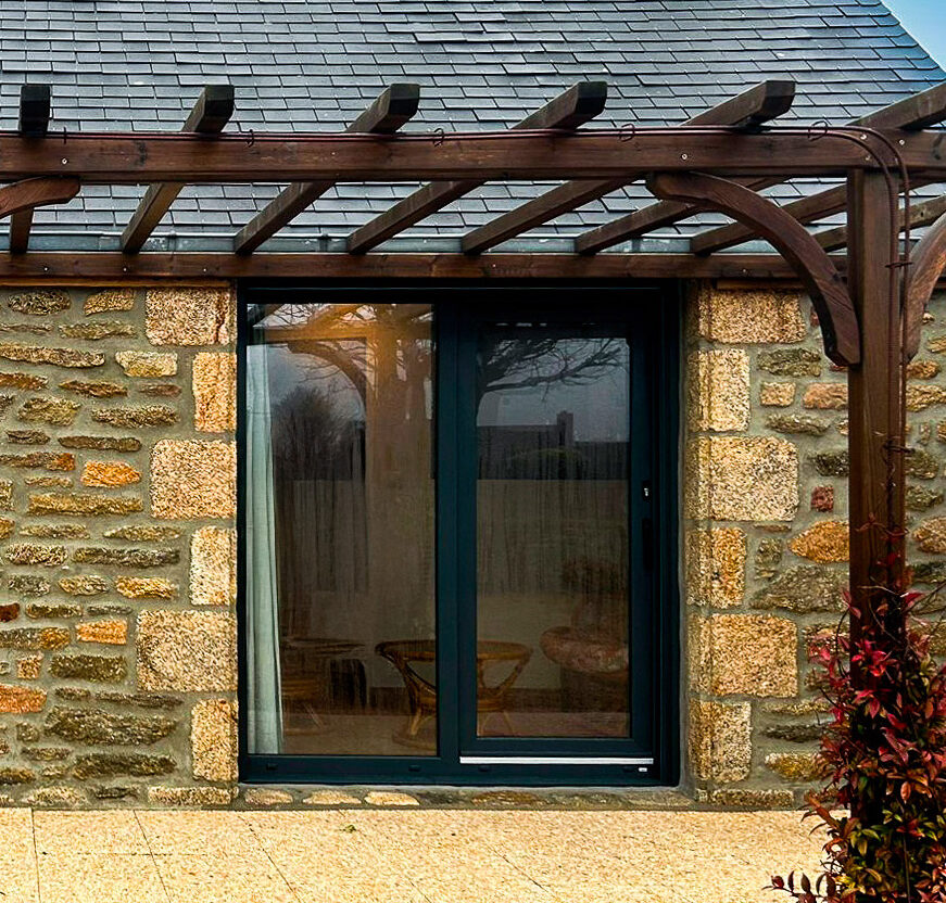 baie vitree coulissante a translation pvc noir