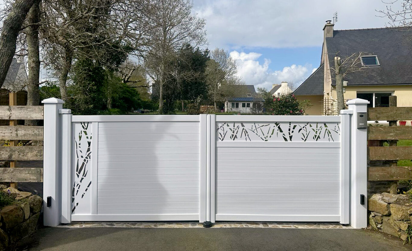 Portail battant en PVC blanc design