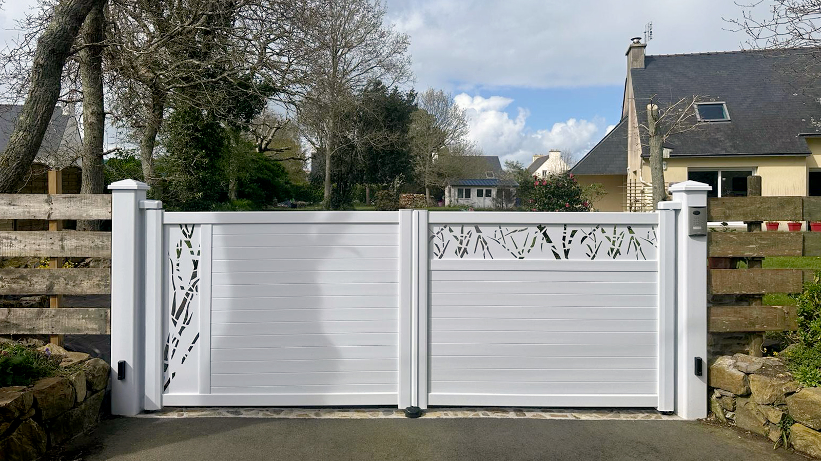 Portail battant en PVC blanc design