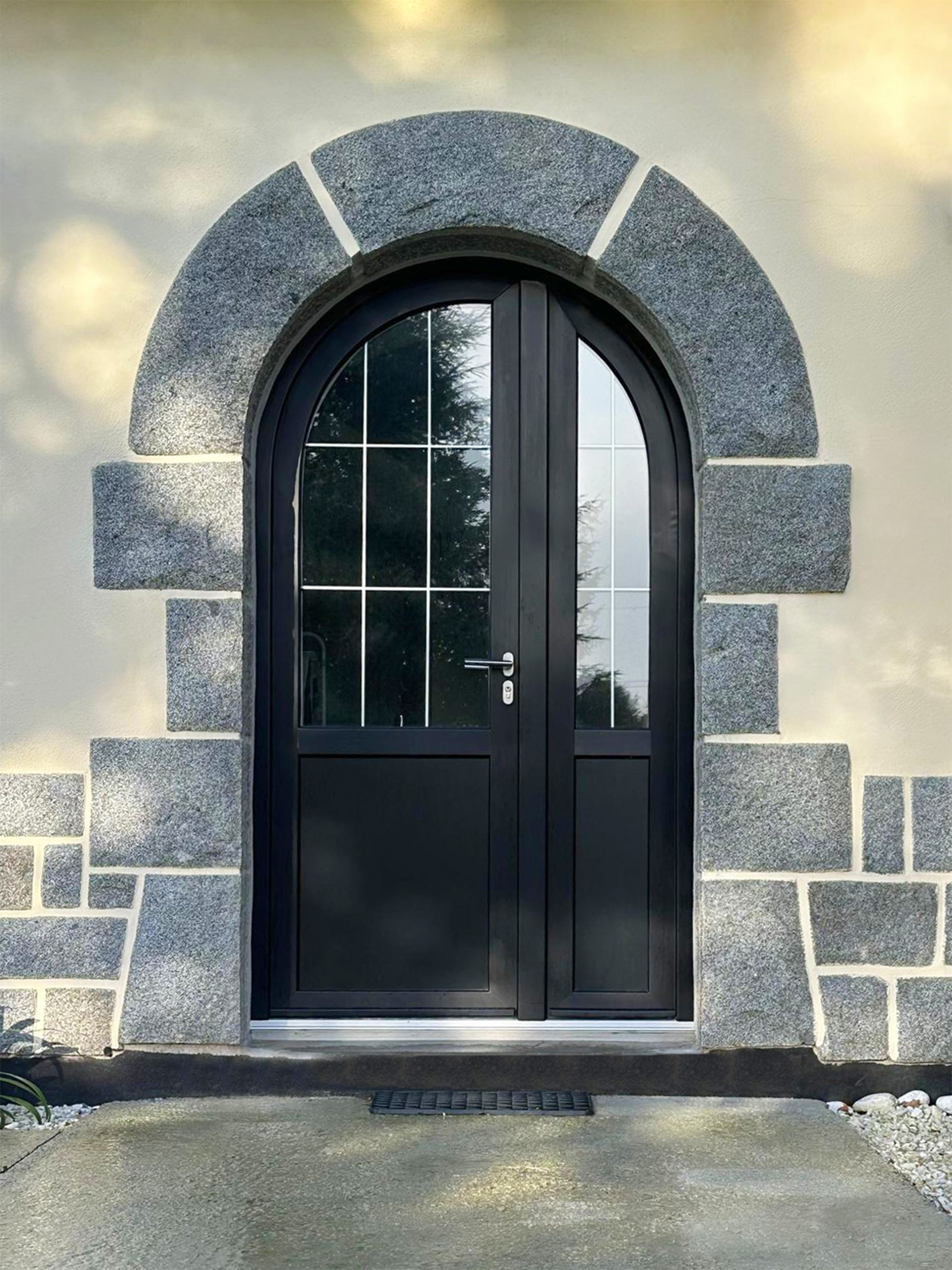 porte d'entree cintree kiclos vitre laterale fixe en pvc noir