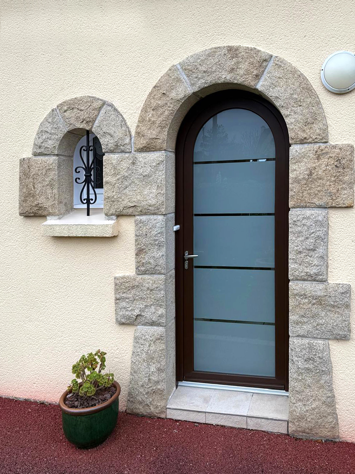 porte d'entree vitree et cintree kiclos pvc marron