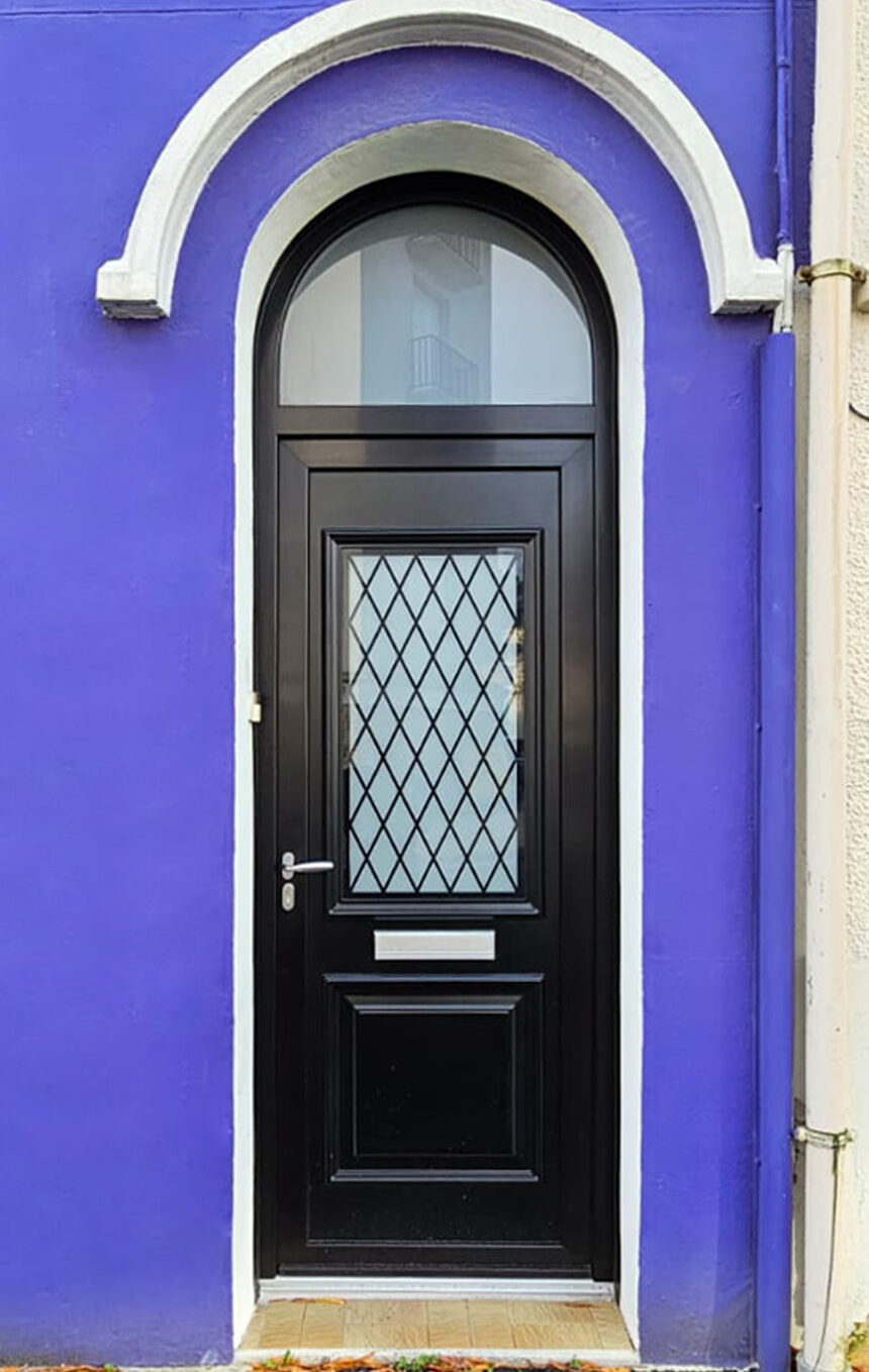 porte d'entree vitree a croisillons avec vantail et entree à lettre pvc noir exterieur