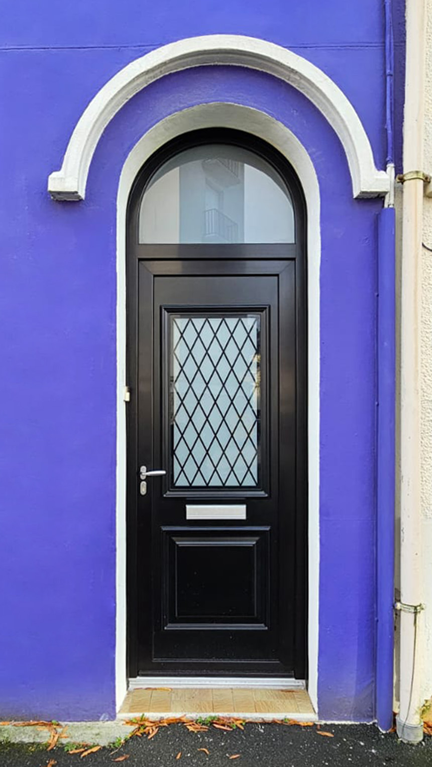 porte d'entree vitree a croisillons avec vantail et entree à lettre pvc noir exterieur