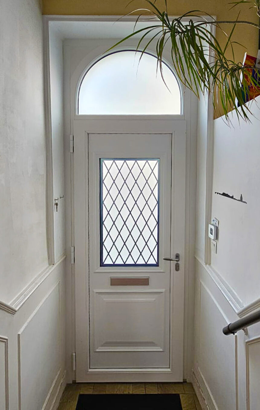 porte d'entree vitree a croisillons avec vantail et entree à lettre pvc blanc interieur