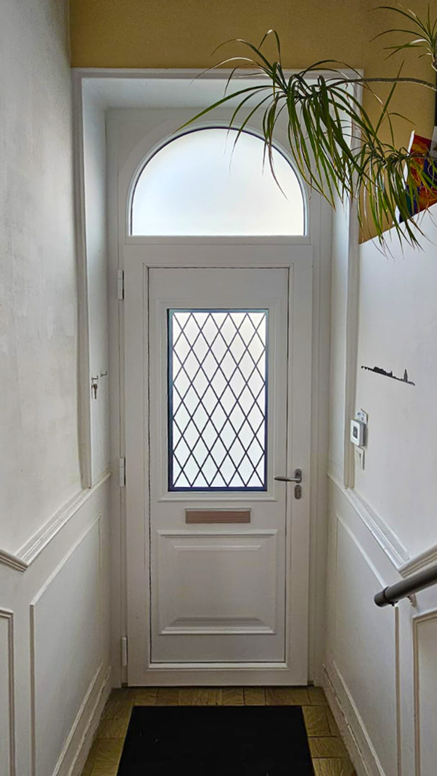 porte d'entree vitree a croisillons avec vantail et entree à lettre pvc blanc interieur