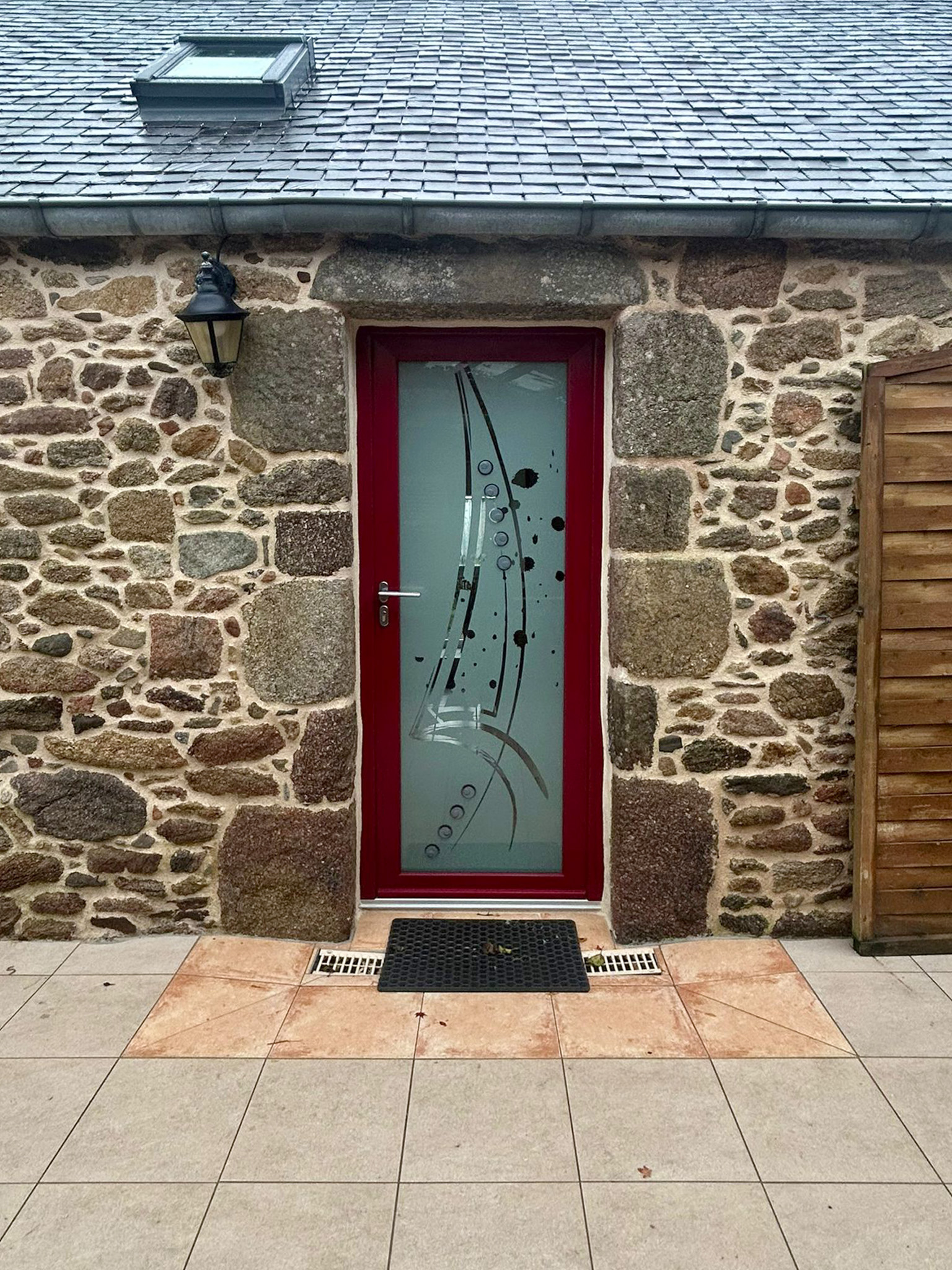 porte d'entree vitree motifs bulles exterieur pvc rouge