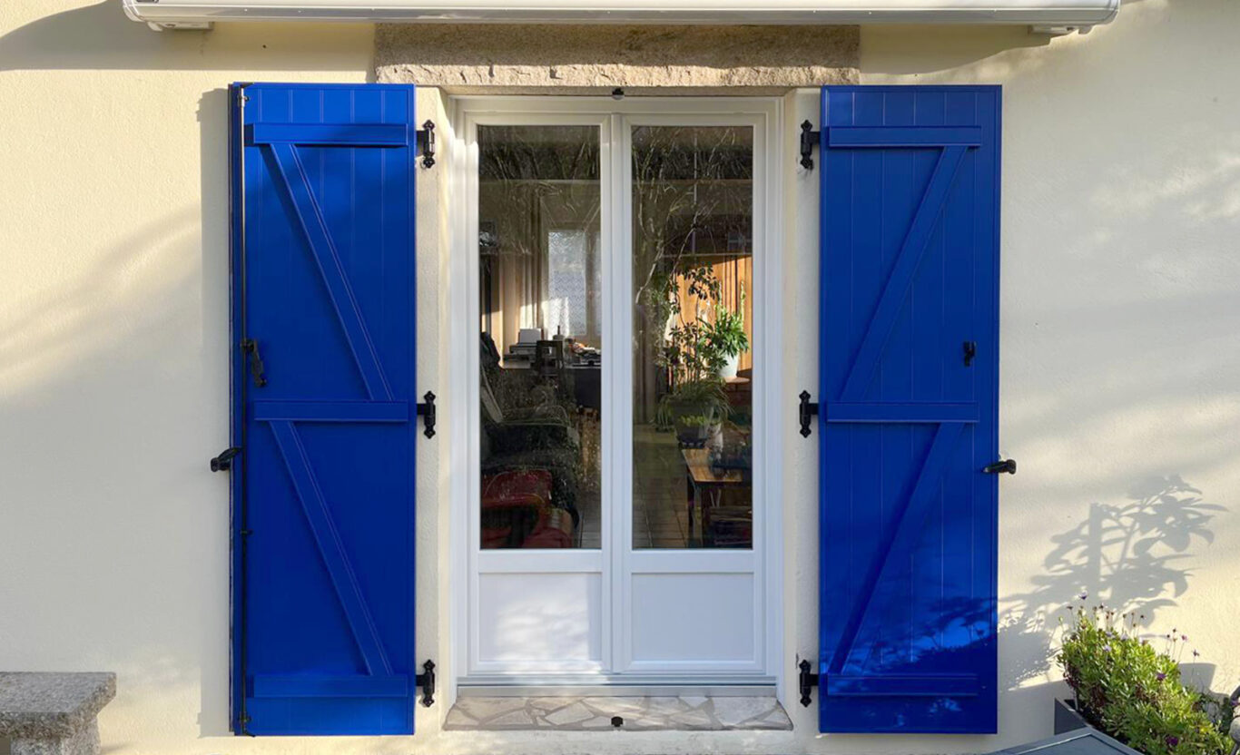 porte-fenetre deux vantaux en pvc blanc et volets bleus