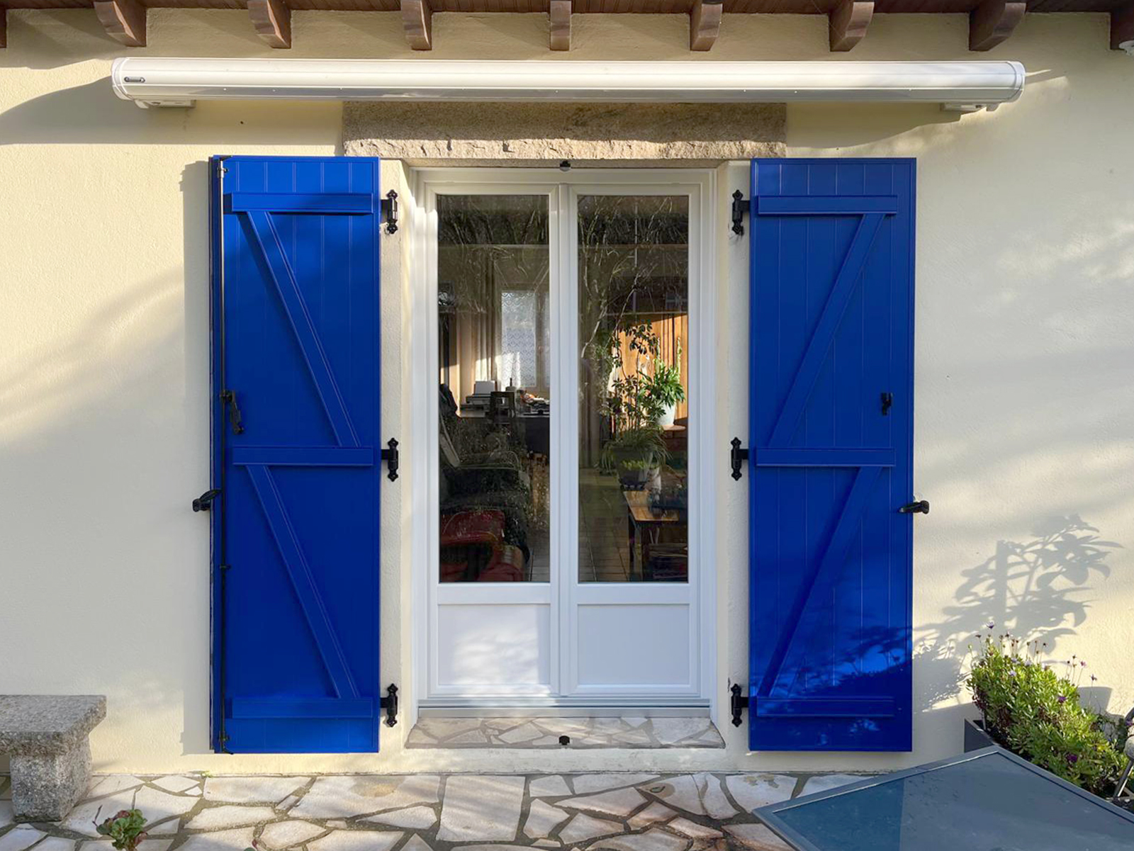 porte-fenetre deux vantaux en pvc blanc et volets bleus