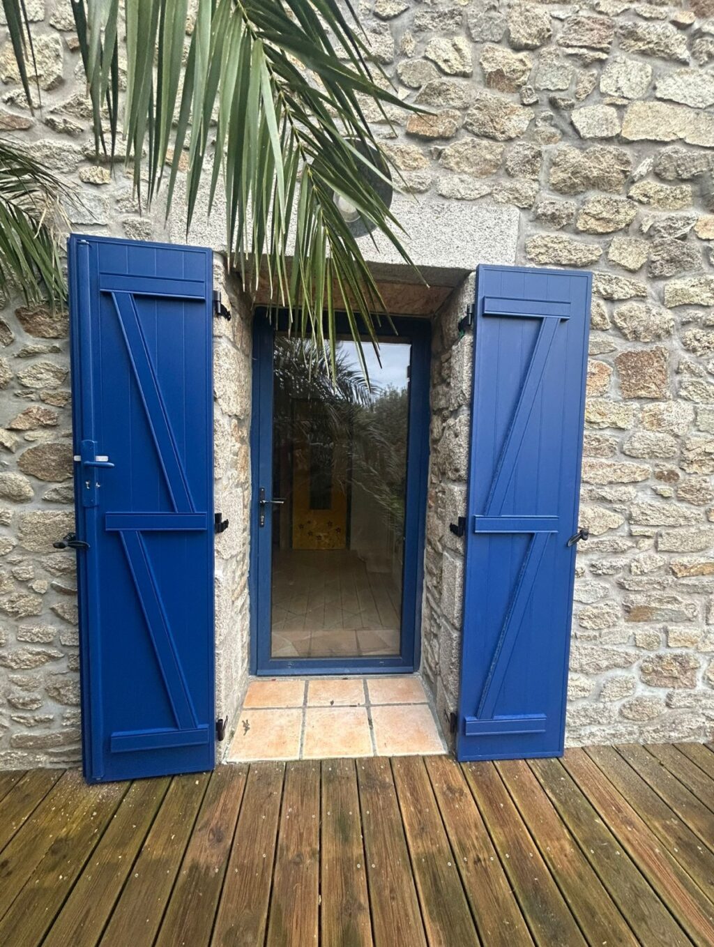 porte d'entree et volets battants en pvc bleu