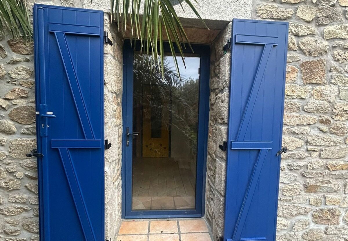porte d'entree et volets battants en pvc bleu