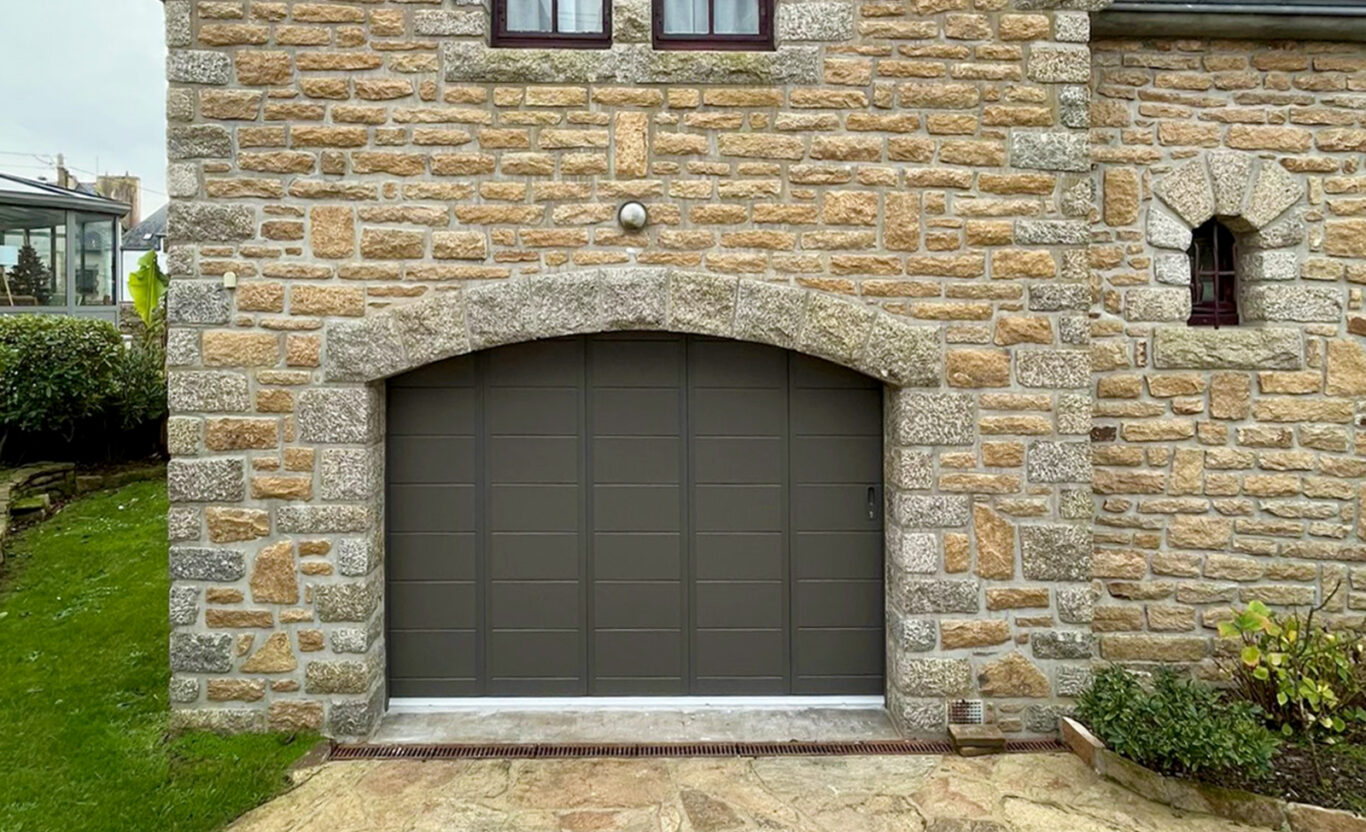 porte de garage coulissante lateral en pvc gris