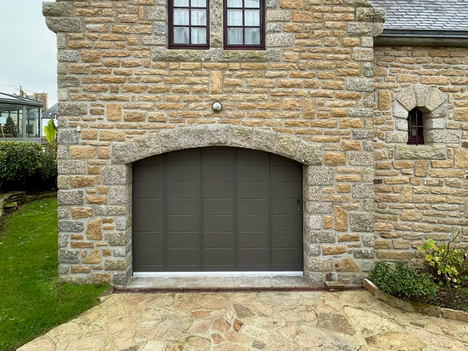 porte de garage coulissante lateral en pvc gris