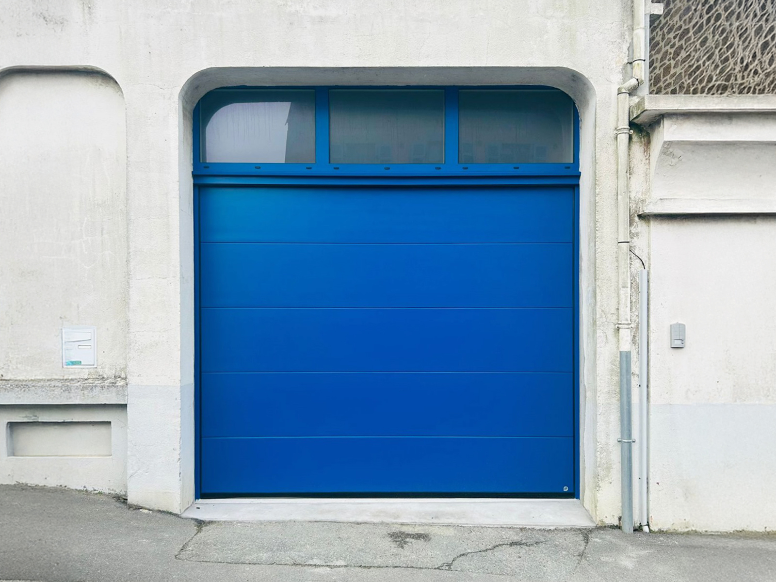porte de garage plafond imposte aluminium exterieur bleu roi