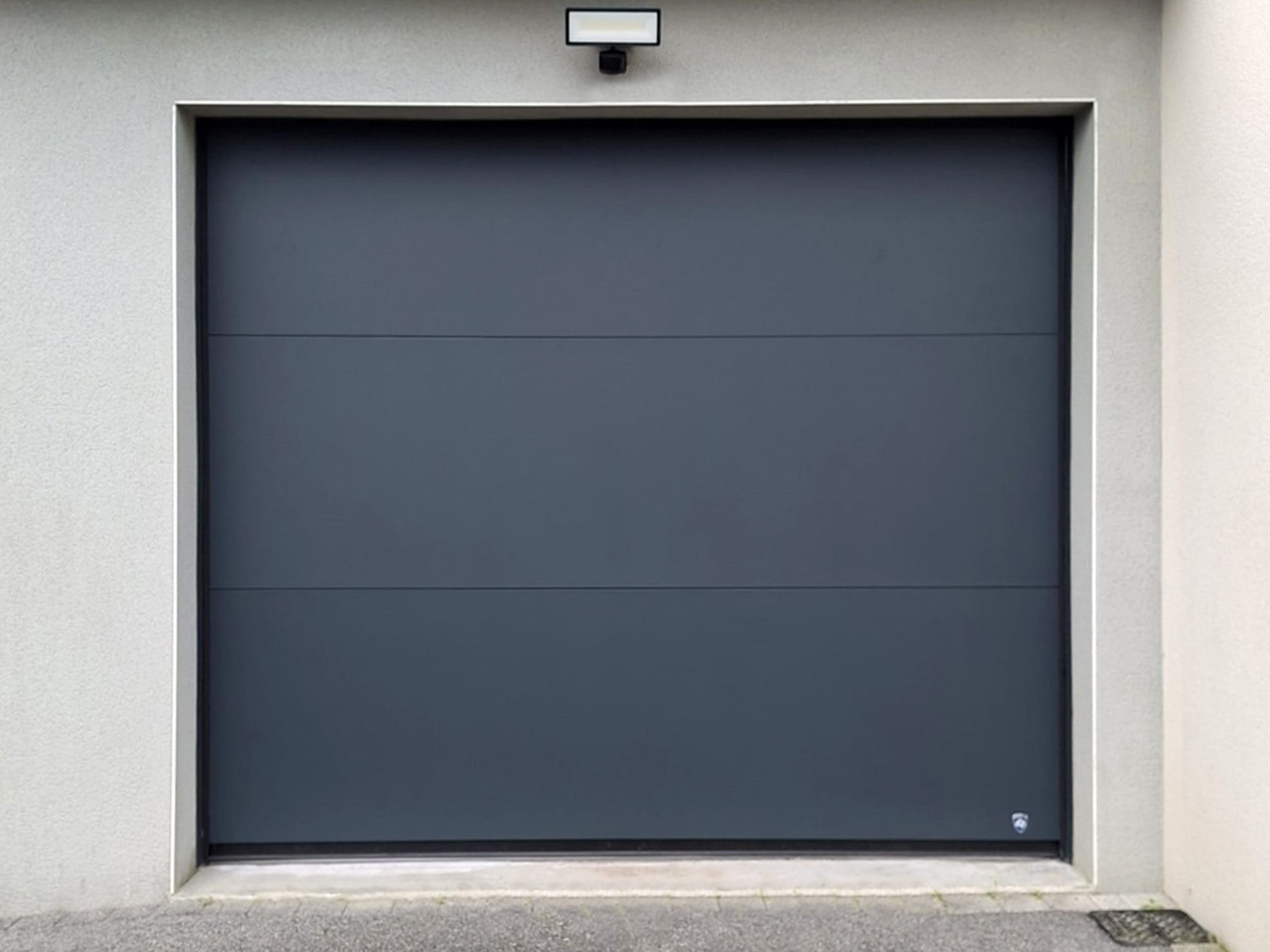 porte de garage sectionnelle plafond aluminium anthracite